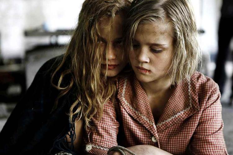 Hjernevasket. Lore er, som datter af en højtstående SS-officer, fået jødehadet ind med modermælken. 