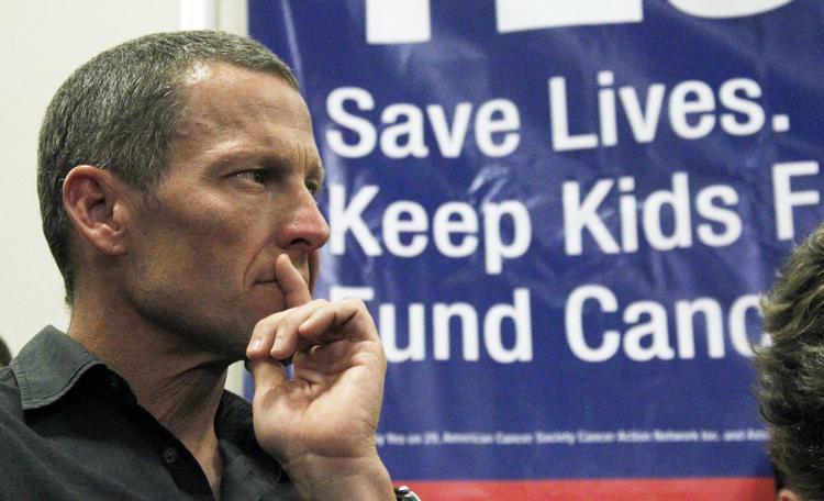 doping. Lance Armstrong stiller igen op i en sportskonkurrence, når han frosøger sig ved et svømmemesterskab i Kansas. 