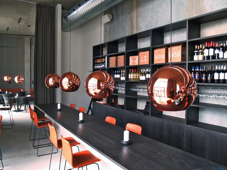 Restaurant. Den står på spansk mad, bl.a. tapas, men også fransk, italiensk og dansk gastronomi på nyt spisested i Ørestad. 