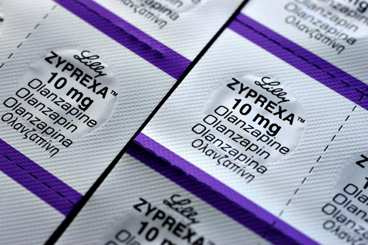 dobbelt. Antipsykotisk medicin kombineret med beroligende medicin kan forårsage dødsfald blandt psykisk syge. Medicinen Zyprexa på billedet har ikke noget med konkrete sager at gøre, men er den mest udbredte antipsykotiske medicin i verden. (arkivfoto) 