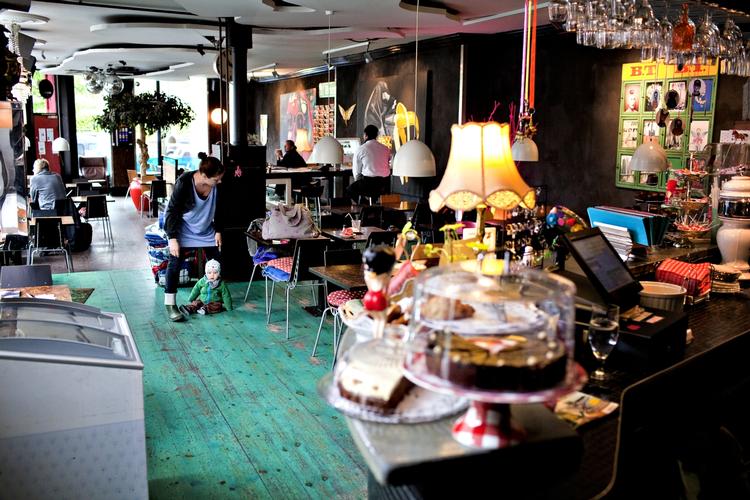 Betændt. Det var her på Café Stålvand på Brønshøj Torv, at Waterfronts direktør, Lars Poulsen, mødtes med freelancejournalisten Lars Abild. 