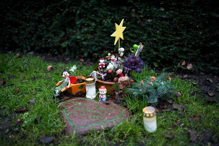 neutral. En religionsneutral gravplads betyder blandt andet, at religiøse symboler som jødestjerner, kors og halvmåner ikke vil være at finde her. 