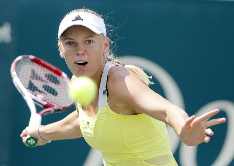 Videre. Caroline Wozniacki gik i tredje runde glip af en kamp, da Andrea Petkovic trak sig. 