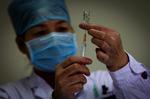 Torsdag eftermiddag var i alt ni personer fra det østlige Kina blevet smittet af det nye fugleinfluenzaudbrud, den såkaldte H7N9-virus. Sygdommen har kostet tre af de smittede livet. 