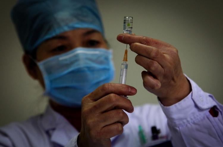 Torsdag eftermiddag var i alt ni personer fra det østlige Kina blevet smittet af det nye fugleinfluenzaudbrud, den såkaldte H7N9-virus. Sygdommen har kostet tre af de smittede livet. 