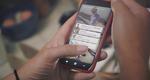 MOBILHJEM. Med Facebook Home overtager Facebook app-oversigt og låseskærmen på din Android-telefon, så du for eksempel som på billedet ovenfor, får dine nærmeste venners statusopdateringer at se, så snart du 'vækker' telefonen. (FOTO: Facebook) 