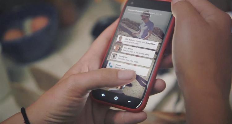 MOBILHJEM. Med Facebook Home overtager Facebook app-oversigt og låseskærmen på din Android-telefon, så du for eksempel som på billedet ovenfor, får dine nærmeste venners statusopdateringer at se, så snart du 'vækker' telefonen. (FOTO: Facebook) 