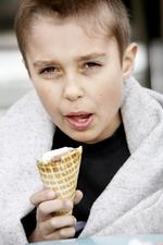 Slurp. Mandag kan lærer-løse børn trøste sig med gratis vafler, når Oswalds Isbar åbner for sæsonen. 