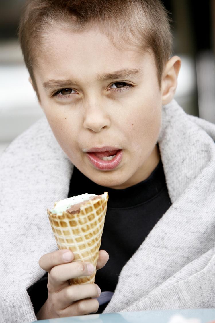Slurp. Mandag kan lærer-løse børn trøste sig med gratis vafler, når Oswalds Isbar åbner for sæsonen. 