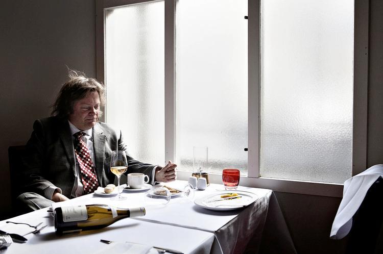 Luksusliv. Jan Sonnergaards noveller handler om at rejse og spise  og elske. Minutiøst skildrede fortællinger om danske mænd på rejse i europæiske  byer – og et enkelt karaktermord. 