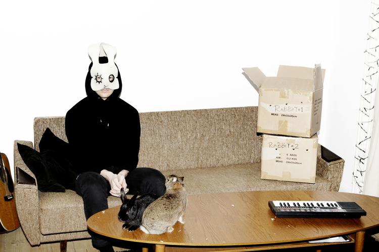Natmusik. Sleep Party People kan opleves lørdag aften i København. Her er det Brian Batz fra bandet, der har et eller andet med kaniner. 