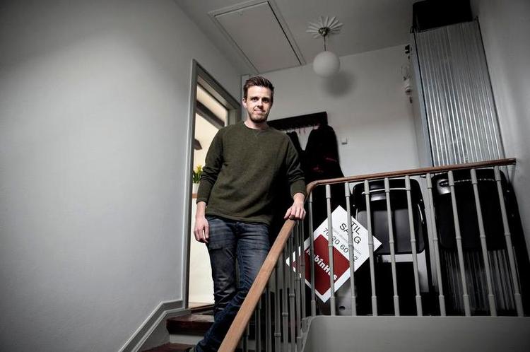 Selvgjort. Til salg skiltet giver ikke meget, når man bor under taget, men ved at annoncere og vise rundt selv har Rasmus Thambo solgt sin lejlighed til en god pris. 