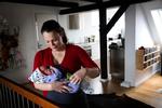 Spørgelyst. Ditte Okman med sønnen Lloyd i familiens nye lejlighed, som blev fundet efter mange fremvisninger med mæglere af forskellig beskaffenhed. Både som sælger og køber gælder det om at stille mange spørgsmål, har hun erfaret. 