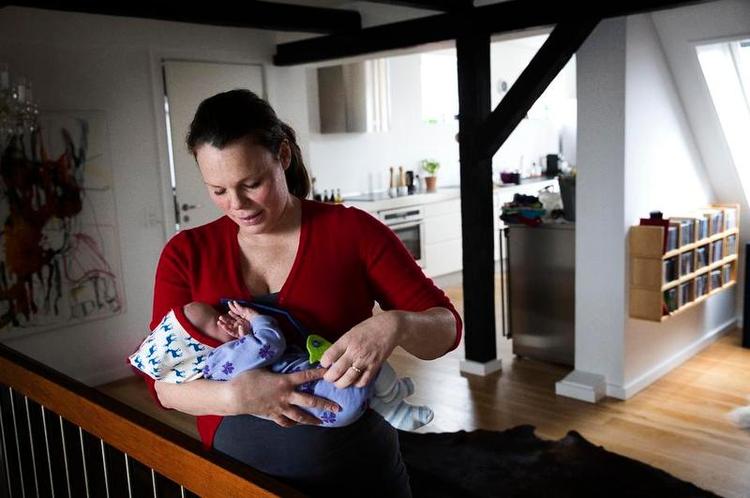 Spørgelyst. Ditte Okman med sønnen Lloyd i familiens nye lejlighed, som blev fundet efter mange fremvisninger med mæglere af forskellig beskaffenhed. Både som sælger og køber gælder det om at stille mange spørgsmål, har hun erfaret. 