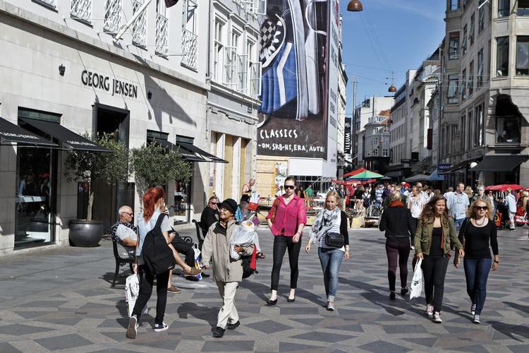 tilhørsforhold. Ingen kender vælgernes sind på valgdagen, men meget tyder på, at vælgerne gerne vil hoppe rundt fra parti til parti midt i valgperioden. Og så besinde sig når de står i stemmeboksen. 