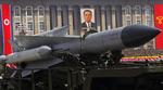 VÅBEN. Nordkorea har i dag opstillet sit andet missil på sin østkyst. Sidste år kørte militære køretøjer på Pyongyangs Kim Il Sung-plads med denne raket for at fejre den nordkoreanske grundlæggers 100-års fødselsdag. 
