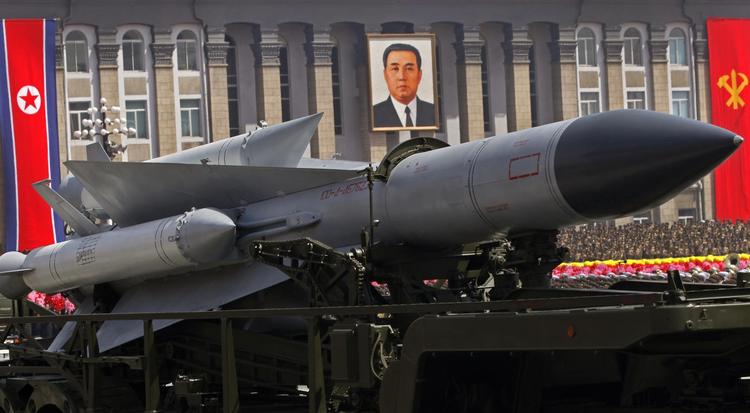 VÅBEN. Nordkorea har i dag opstillet sit andet missil på sin østkyst. Sidste år kørte militære køretøjer på Pyongyangs Kim Il Sung-plads med denne raket for at fejre den nordkoreanske grundlæggers 100-års fødselsdag. 