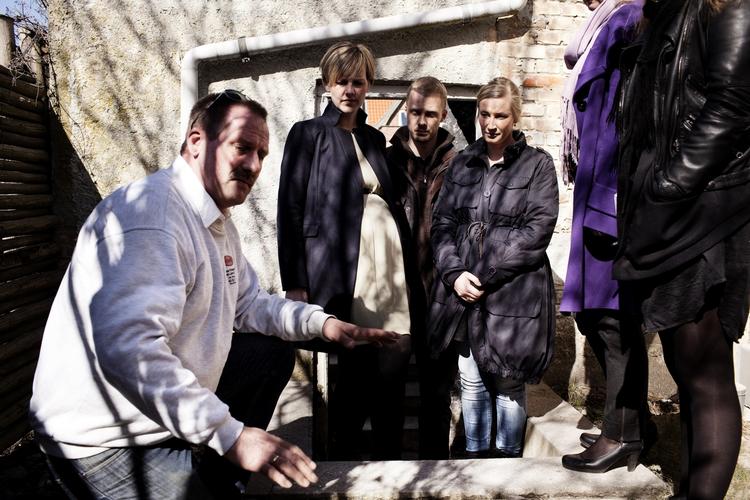Klimavenligt. Tom Ewers, der er kloakmester og klimakonsulent, forklarer, hvornår der er farer for oversvømmelse i kælderen ved skybrud. Miljøminister Ida Auken og parret, Maria Linder og Søren Persson, er godt tilfredse med tiltagene, der gør, at deres hus nu kan modstå store mængder vand. 