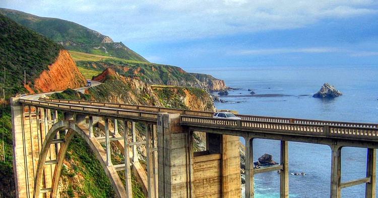 Højest. Bixby Bridge er en af verdens højeste enkelt-spans-betonbroer. 
