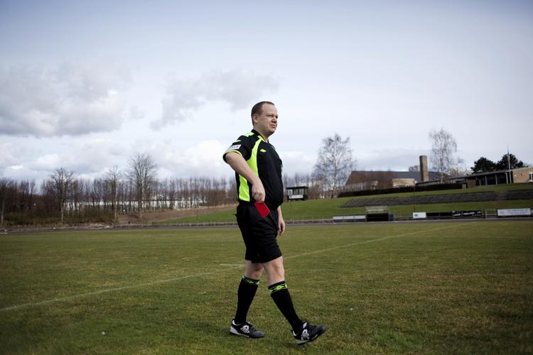 Tilbage. Fodbolddommer Jens Damgaard er en af dem, der nu igen kan få lov at dømme amatørkampe. 