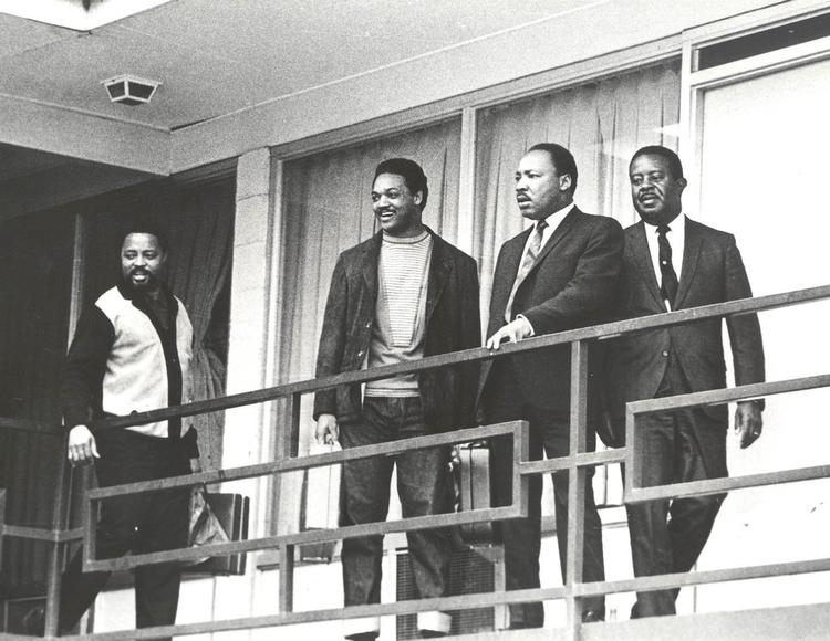 GERNINGSSTED. Martin Luther King (nummer to fra højre) ses her sammen med tre andre fra borgerretsbevægelsen på Lorraine Motellet dagen inden drabet. Til venstre for King står Jesse Jackson, der fortsat er en fremtrædende borgerretsaktivist i USA. 