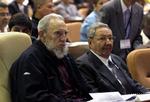 RÅDGIVNING. Cubas tidligere præsident Fidel Castro advarer nu styret i Nordkorea om at passe på med de hårde ord. Fidel Castro er her fotograferet med sin bror og nuværende præsident  Raul Castro sidste år. 