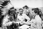 Historisk. Sioux-høvdingen 'Frank Fools Crow' modtager her udsendinge fra Det Hvide Hus i 1973 under forhandlinger om, hvad der skulle ske med Wounded Knee-området. 