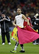 Ude. Chico Flores kom til Swansea fra genoa for små 20 millioner kroner i juli 2012. Spanieren var skadet, da Swansea vandt Liga Cuppen i slutningen af februar, men agerede tyrefægter under festlighederne på Wembley. 