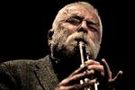 Grænseoverskridende. Tyskeren Peter Brötzmann på 73 har siden 60’erne eksperimenteret med de æstetiske normer for,  hvordan horn kan lyde. 