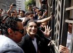 Storsmilende. Bassem Youssef vinker til sine støtter på vej ind til statsanklageren i Kairo, der anklager ham for at fornærme præsident Morsi. 