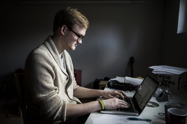 Blogger. I begyndelsen var Nikolaj Munk anonym, fordi han troede, at hans køn og alder ville være imod ham og hans feministiske skriverier. Det skulle vise sig at være omvendt. 