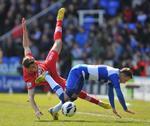 Fald. Readings Chris Gunter (t.h.) skal formentlig skifte klub, hvis han vil spille i Premier League i næste sæson. 