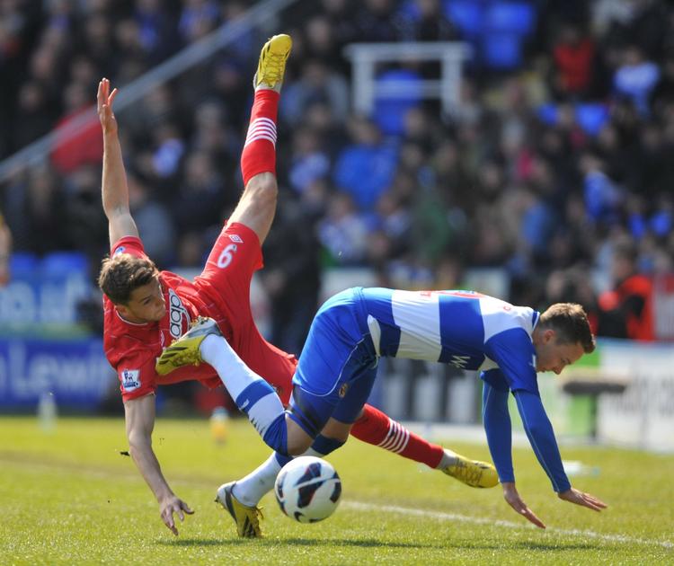 Fald. Readings Chris Gunter (t.h.) skal formentlig skifte klub, hvis han vil spille i Premier League i næste sæson. 
