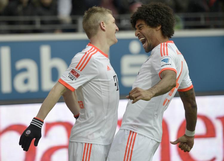 Klassekasse. Bastian Schweinsteigers fænomenale scoring efter pausen fik det store smil frem hos holdkammeraten Dante (t.h.). 