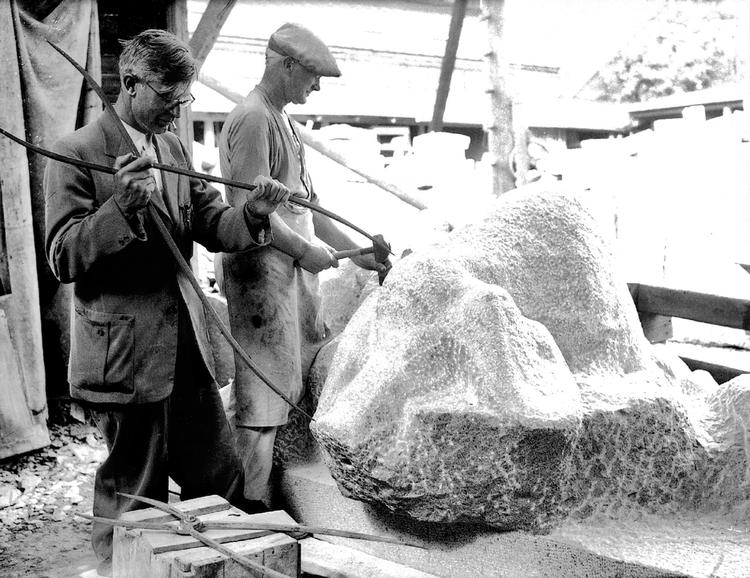 Langsom. Mogens Bøggild i gang med at hugge 'Ceresbrønden' til pladsen foran Aarhus Rådhus. Opgaven optog  billedhuggeren fra 1940 frem til 1950, hvor grisene blev afsløret. 