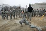 Tropper. USA har mange soldater udstationeret i Sydkorea. Her er et par af dem i gang med dagens træning. 