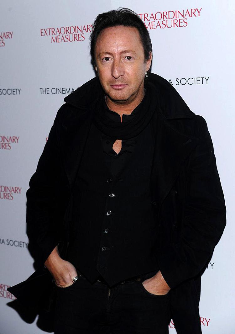 Jude. Julian Lennon ligner sin far men har også søgt at frigøre sig fra ham. 