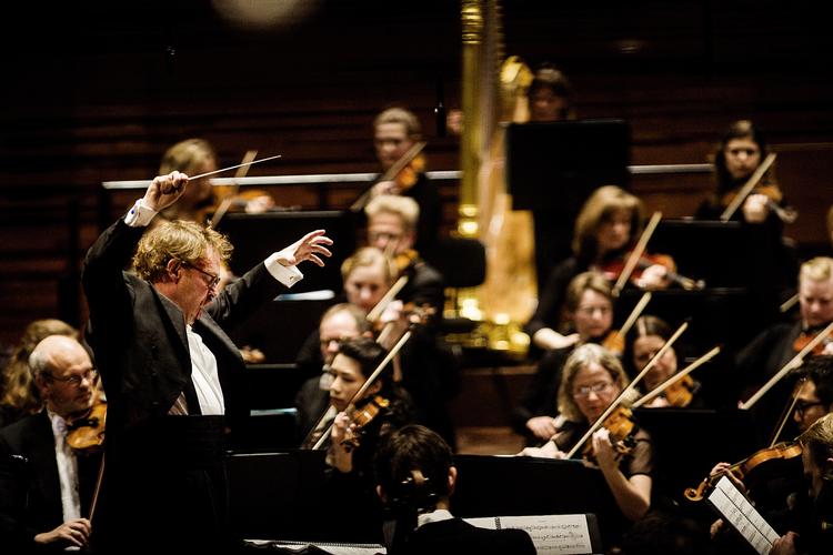 Dødsmesse. John Frandsen har gjort brug af adskillige storladne, religiøse virkemidler til sit rekviem - fra det knugende til den kulminerende urkraft. 