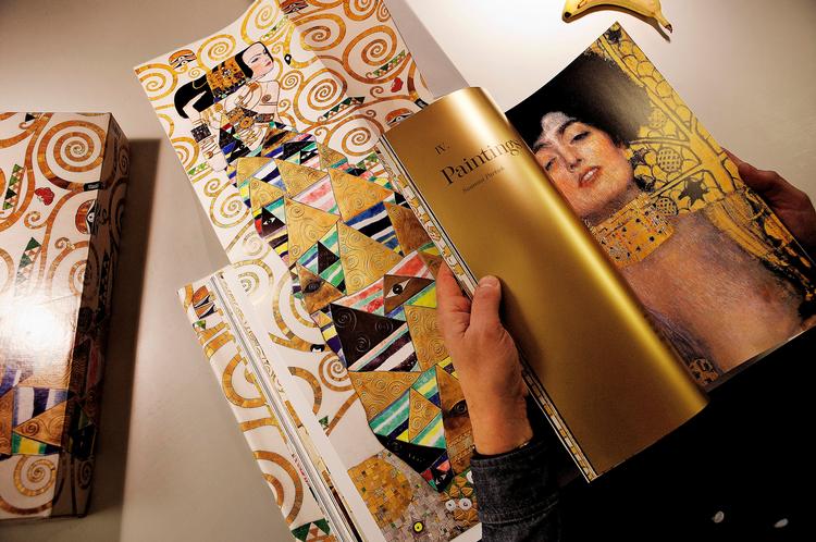 Forførende. Judith, som pludselig stirrer fra en af siderne i pragtværket,  er en af de mest berømte Klimt-kvinder. 