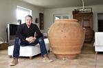 Kommentator. Rolf Sørensen - der her er i sit hjem i Toscana - er taget længere nordpå i denne weekend for at dække Paris-Roubaix. 