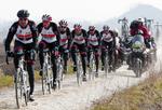 Opbakning. Fabian Cancellara havde alle holdkammeraterne foran sig under træningen til Paris-Roubaix. 
