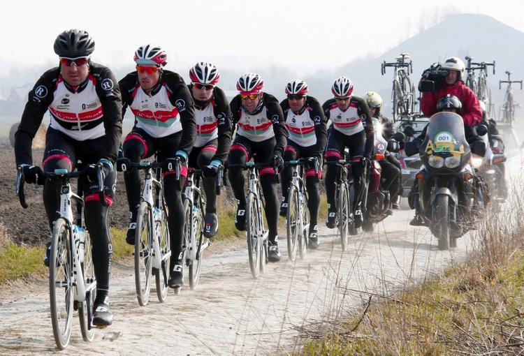 Opbakning. Fabian Cancellara havde alle holdkammeraterne foran sig under træningen til Paris-Roubaix. 