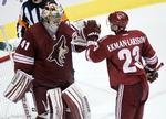Sejr. Mikkel Bødkers holdkammerater, Mike Smith (til venstre) og Oliver Ekman-Larsson, lykønsker hinanden efter en succesfuld aften for holdet fra Arizona. 