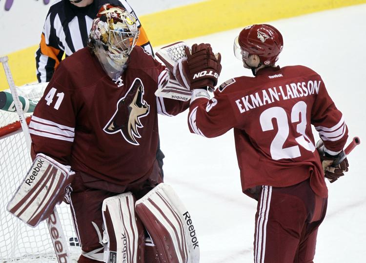 Sejr. Mikkel Bødkers holdkammerater, Mike Smith (til venstre) og Oliver Ekman-Larsson, lykønsker hinanden efter en succesfuld aften for holdet fra Arizona. 