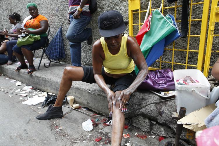 Blegning. En kvinde i Jamaica putter blegemiddel på sine ben for at gøre dem hvidere. 