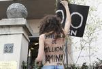 Støtte. Femen-aktivister er gået til kamp for Amina Tyler - her for eksempel i torsdags foran det tunesiske konsulat i Milano. 