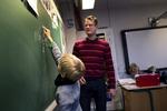 Undervisning. Jon Andersen er folkeskolelærer på Lindevangskolen på Frederiksberg. Han underviser  i dansk hos 1.a. (arkiv) 