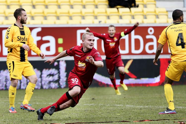 0-1. Da Lasse Petry for lidt mere end et år siden debuterede for FC Nordsjælland, var det med en 2-0 sejr på udebane over AC Horsens, og da han i går scorede sit første mål i Superligaen var resultat og modstander nøjagtig det samme. 