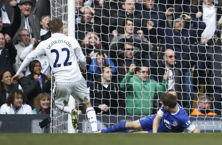 2-2. Med tre minutter tilbage sikrede Gylfi Sigurdsson Tottenham uafgjort mod Everton. 