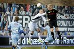 HOVSA. På et indlæg fra Quincy Antipas når Simon Makienok højere end David Oustyed og sikrer Brøndby sejren over Randers FC. 